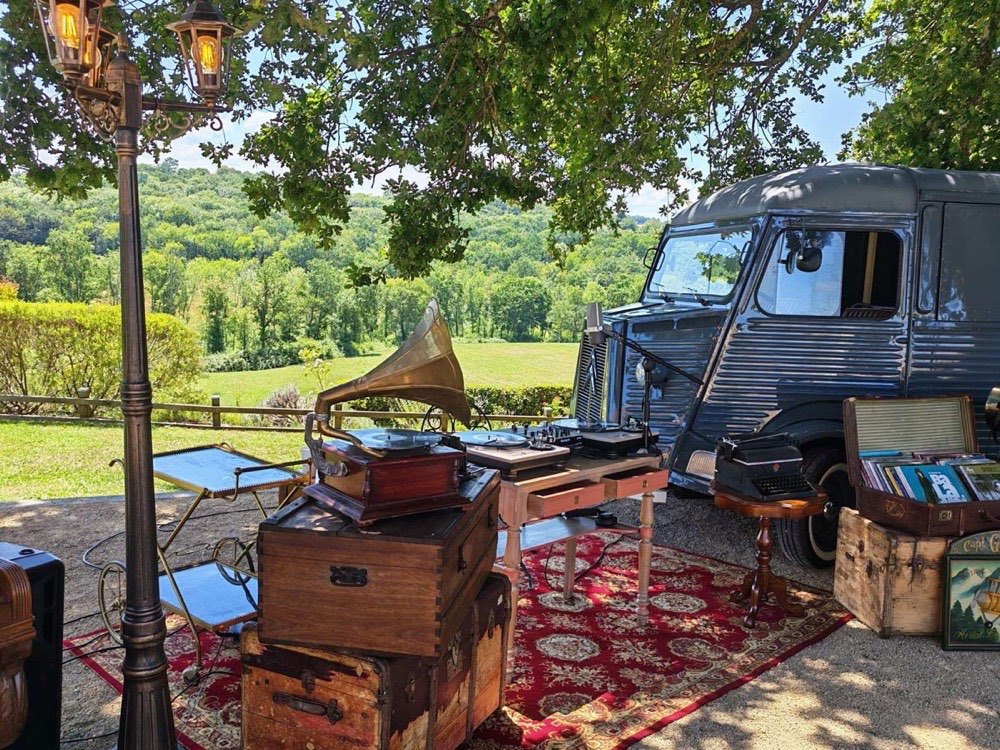Bar à vinyles installé en extérieur : van d'époque, gramophone, platines et malles de disques