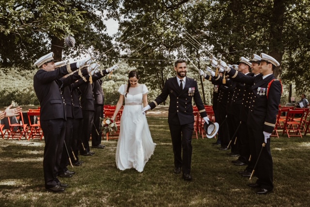 Sortie de cérémonie laïque sous une haie d'honneur de sabres de la Marine — mariage au Domaine de Tilh à Loubieng