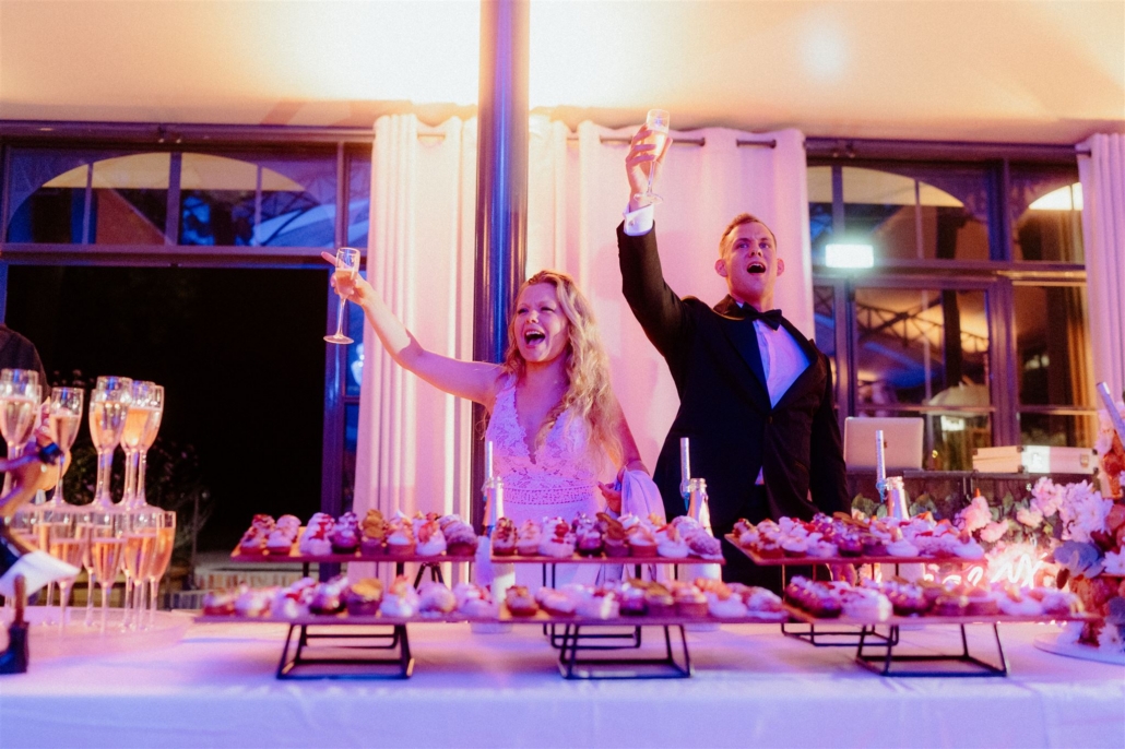 Moment dynamique gâteau et champagne mariage Linxe