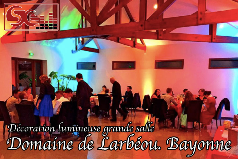 decoration lumineuse ambre cyan grande salle domaine larbeou