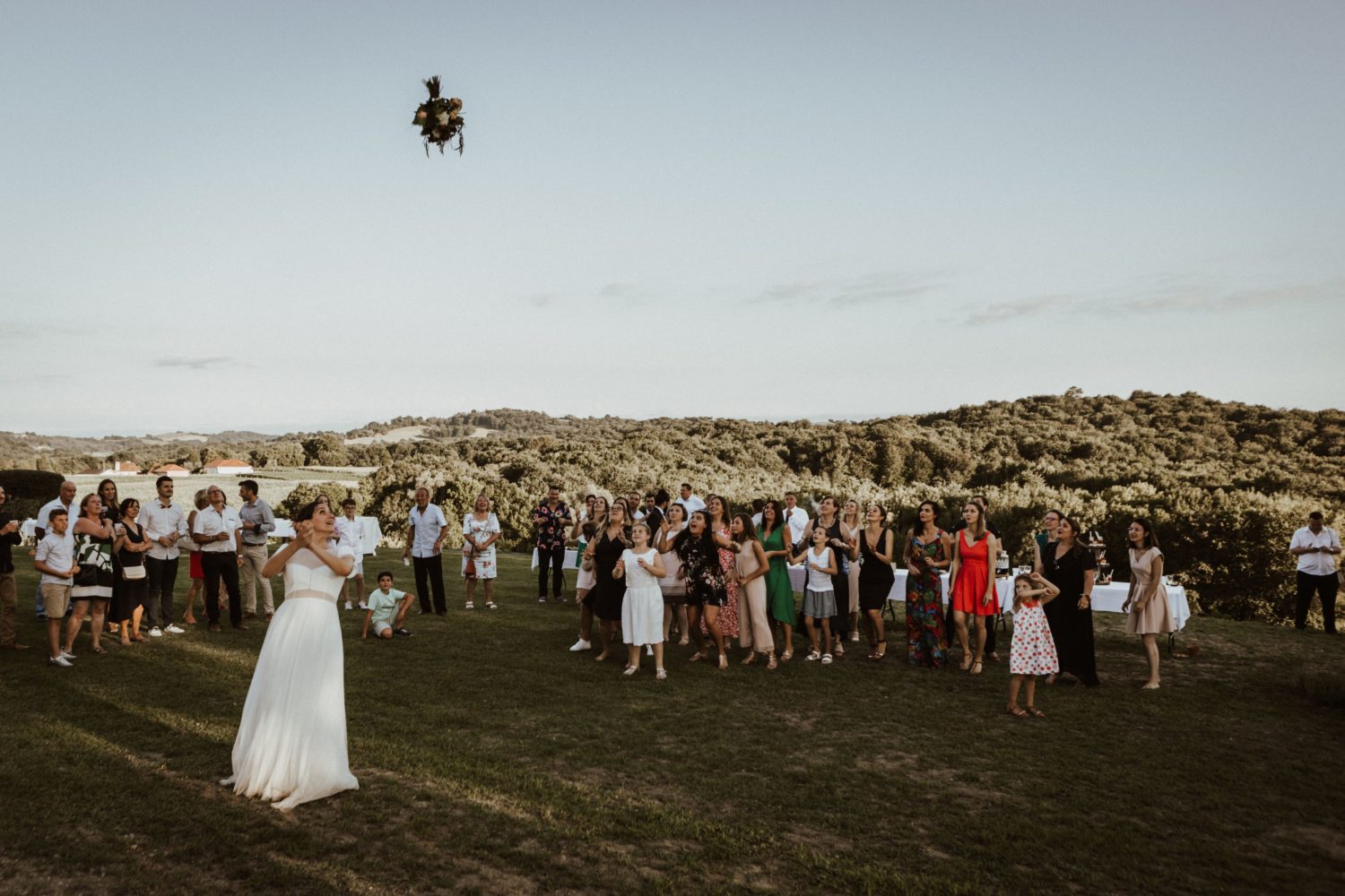 Lancer de bouquet de la mariée devant les invités — mariage animé par Sud Évènements Sonorisation, Pays Basque