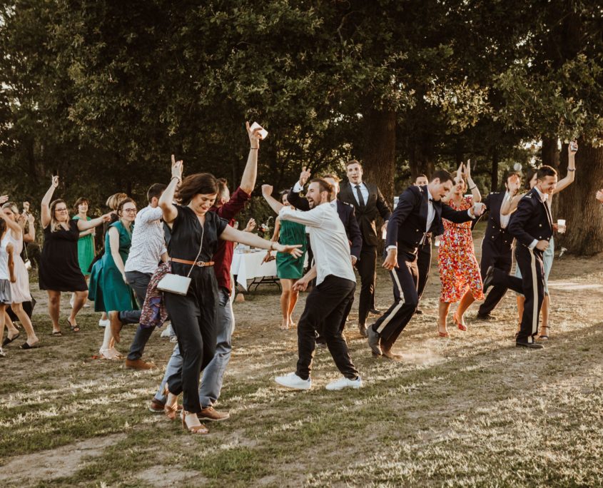 Soirée dansante en extérieur avec les invités — mariage animé par Sud Évènements Sonorisation, Pays Basque