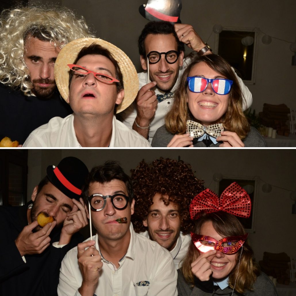 Invités en costumes et accessoires au photobooth