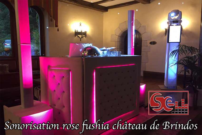 exemple de sonorisation podium dj au château de Brindos rose fushia